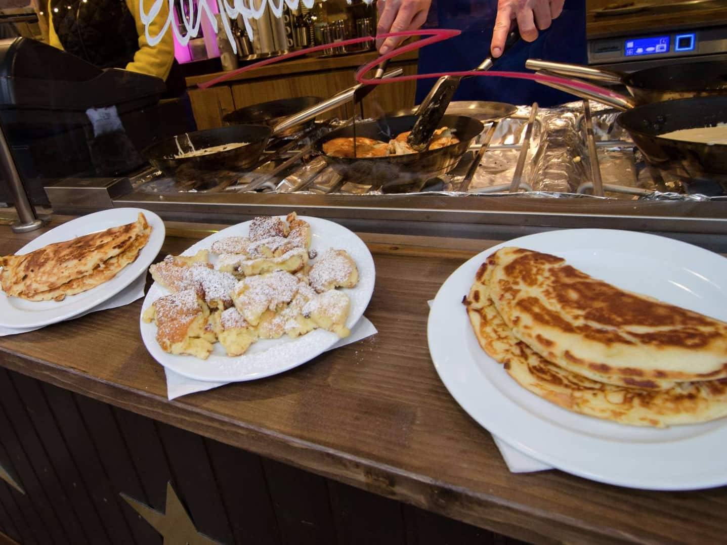 Pfannkuchen und Kaiserschmarrn auf der Auslage