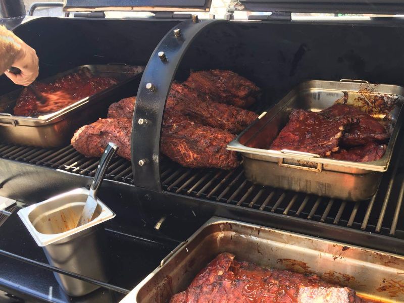 Pulled Pork und Spare Ribs im BBQ Smoker